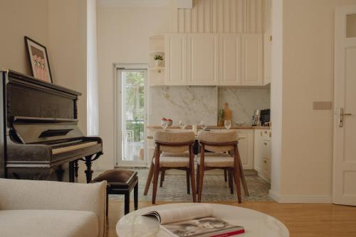 Elegant Escape-High Ceilings, Balcony & Piano by Flat Mаnager