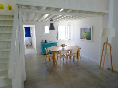 a kitchen and dining room with a table and chairs at Glitterati Corner in Mýkonos City