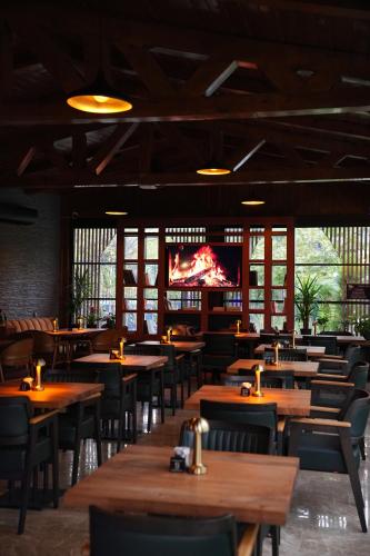 Un restaurante u otro lugar para comer en Navy Inn