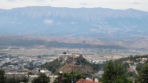 Pemandangan gunung umum atau pemandangan gunung yang diambil dari asrama