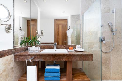 Bilik mandi di Altitude by Krystal Grand Los Cabos - All Inclusive