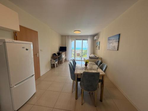 Η κουζίνα ή μικρή κουζίνα στο Lovely 2 bedroom 2 bath condo with View and a Pool