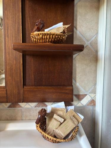 a basket sitting on top of a shelf with books at Casale dei Gelsomini - Country House in Poggio