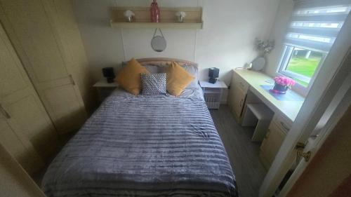 Postel nebo postele na pokoji v ubytování Cozy Family Caravan Skegness Holiday Park