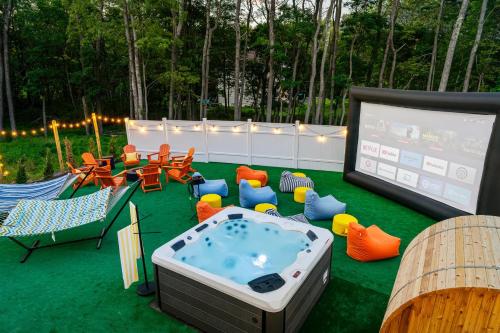 Večerní zábavní program pro hosty v ubytování Sleeps 14 Hot Tub Sauna Game Room Fire Pit