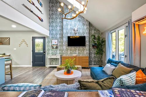 TV a/nebo společenská místnost v ubytování Sleeps 14 Hot Tub Sauna Game Room Fire Pit