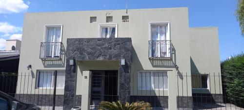 Das Gebäude in dem sich das Ferienhaus befindet