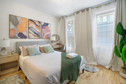 Katil atau katil-katil dalam bilik di Cozy & Bright 2BR in Upper East Side