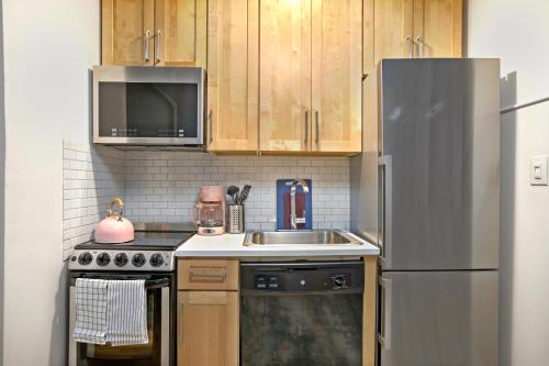 Dapur atau dapur kecil di Cozy & Bright 2BR in Upper East Side