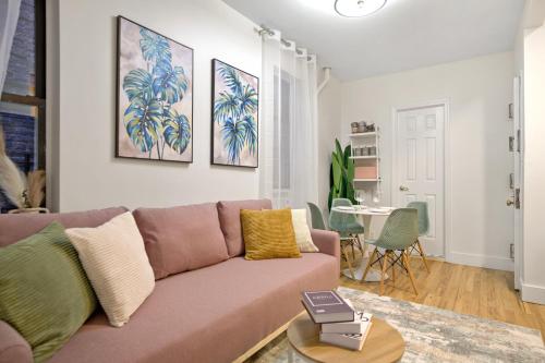 Ruang duduk di Cozy & Bright 2BR in Upper East Side