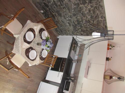 an overhead view of a kitchen with a table and chairs at Casa Formiga in Fajã da Ovelha