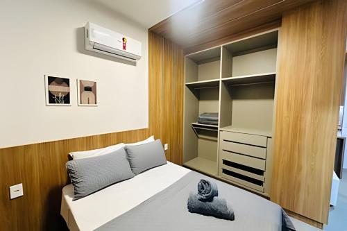a small bedroom with a bed and a closet at Loft exclusive a 200 metros da Ufu in Uberlândia