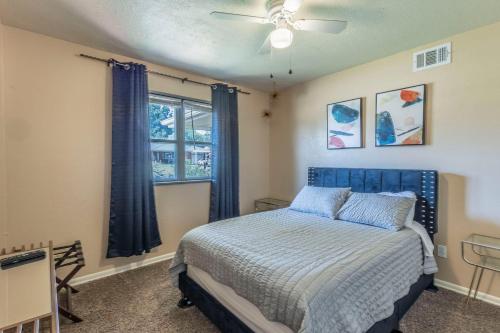 una camera da letto con un letto e un ventilatore a soffitto di Spacious Home - Pet Friendly with Fenced Backyard a Del City