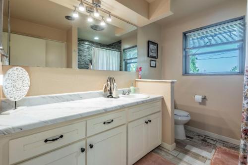 un bagno con lavandino e WC di Spacious Home - Pet Friendly with Fenced Backyard a Del City