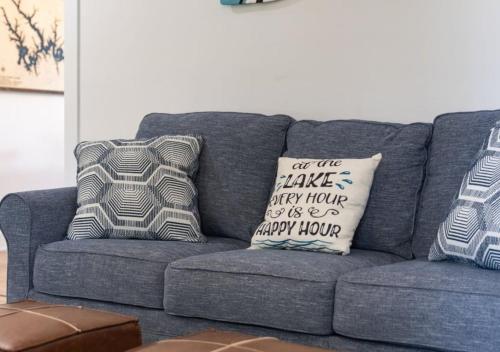 Χώρος καθιστικού στο Dockside Dreams Best Game and Movie Room at the Lake