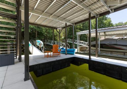 Πισίνα στο ή κοντά στο Dockside Dreams Best Game and Movie Room at the Lake