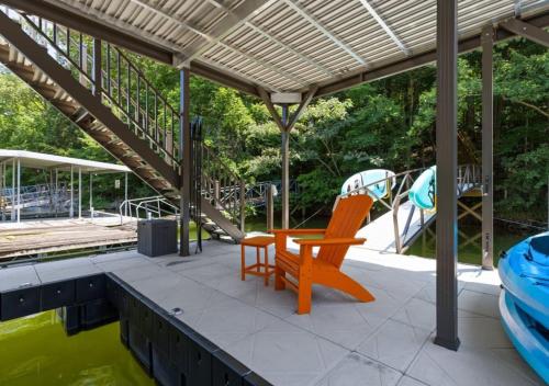 Χώρος καθιστικού στο Dockside Dreams Best Game and Movie Room at the Lake