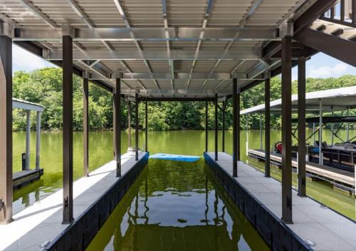 Πισίνα στο ή κοντά στο Dockside Dreams Best Game and Movie Room at the Lake
