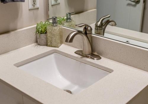 Φωτογραφία από το άλμπουμ του Lakin It Easy Pool Twin Creeks Marina Dry Creek Beach σε Winchester
