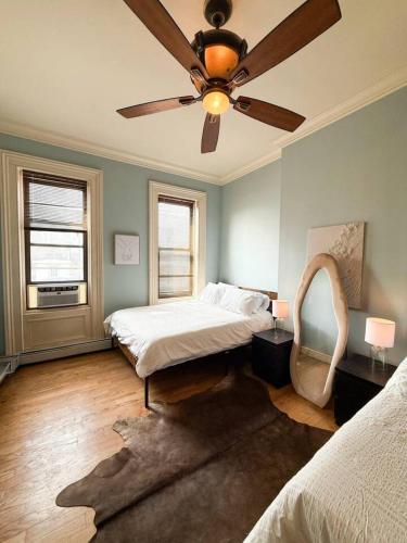 Postel nebo postele na pokoji v ubytování Old Charm Modern Comfort 5 min to NYC BBQ