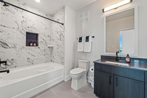 Et badeværelse på 14th Floor SkySuite - DT Views! with Pool & Gym