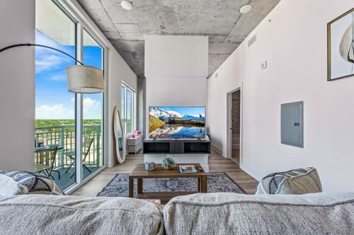 En eller flere senge i et værelse på 14th Floor SkySuite - DT Views! with Pool & Gym