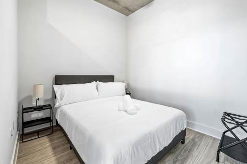 En eller flere senge i et værelse på Amazing view Channelside Mins to DT