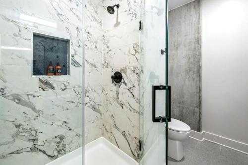 Et badeværelse på Amazing view Channelside Mins to DT