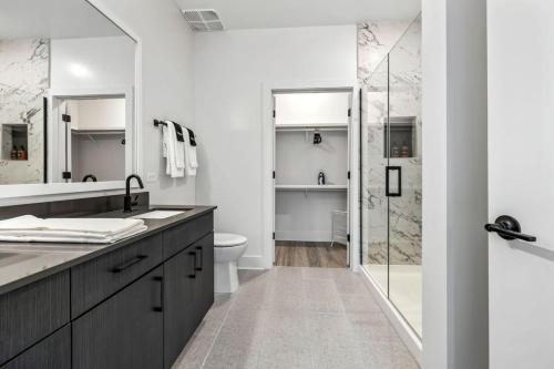 Et badeværelse på Channelside Amazing View 2BD