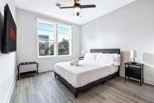 En eller flere senge i et værelse på Channelside Amazing View 2BD