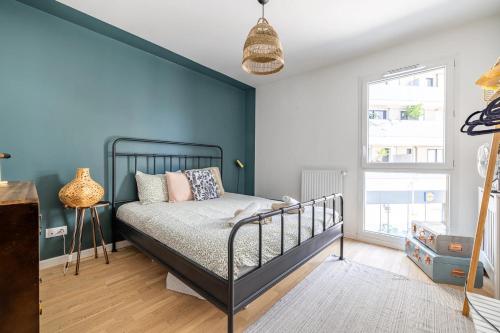 Ένα ή περισσότερα κρεβάτια σε δωμάτιο στο 80sqm flat, terrasse and parking near Metro