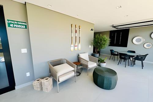 a waiting room with chairs and a table at *Loft Refúgio Urbano | Estilo e Conforto. in Uberlândia