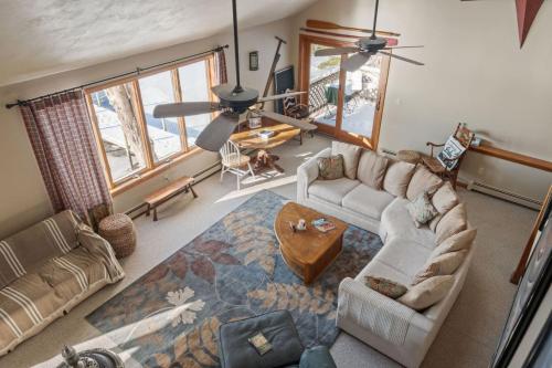 Χώρος καθιστικού στο Scenic LAKEFRONT 5BR with Dock Kayaks and Firepit