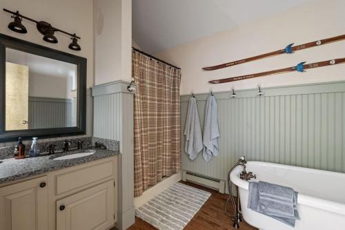 Ένα μπάνιο στο Scenic LAKEFRONT 5BR with Dock Kayaks and Firepit