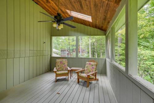 Κήπος έξω από το Tolland Lake Escape Kayaks Deck and Nature Trails