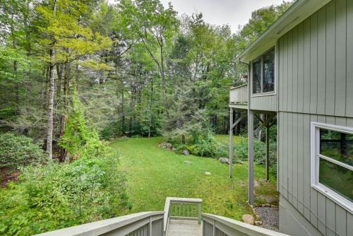 Κήπος έξω από το Tolland Lake Escape Kayaks Deck and Nature Trails