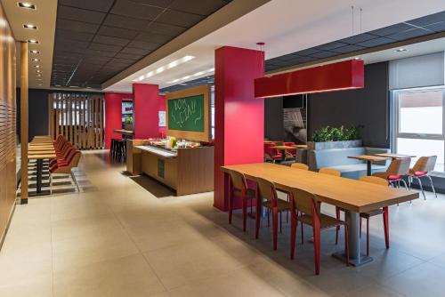 a dining room with a table and chairs at ibis Chapeco in Chapecó