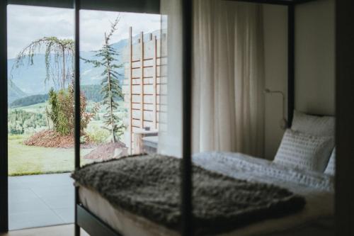 Кровать или кровати в номере Brondstott Farm & Suites Kronplatz