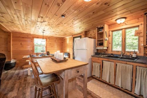Köök või kööginurk majutusasutuses Rustic 3BR Cabin OFF-GRID Cabin