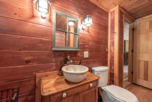 Vannituba majutusasutuses Rustic 3BR Cabin OFF-GRID Cabin