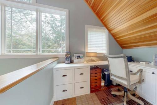 ein Home-Office mit Schreibtisch und Stuhl in der Unterkunft Bright and Cozy Studio w Hot Tub Walk to Lake in Wolfeboro