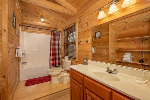 ein Badezimmer mit Waschbecken, Toilette und Badewanne in der Unterkunft Heavenly Homestead by American Patriot Getaways in Park Settlement