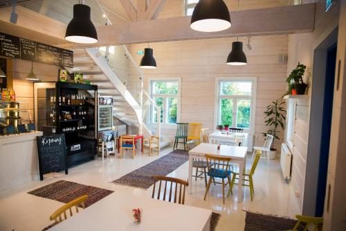 een restaurant met tafels en stoelen in een kamer bij Köpmans in Nauvo