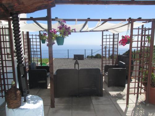 a view of the ocean from the inside of a pavilion at Casa Formiga in Fajã da Ovelha