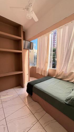 un dormitorio con una cama y una ventana en Adonai Copacabana 01, en Río de Janeiro