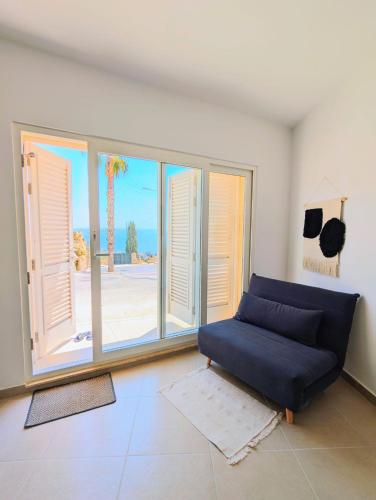 ナダにあるGozo Vacation Studiosのソファと大きな窓のあるリビングルーム