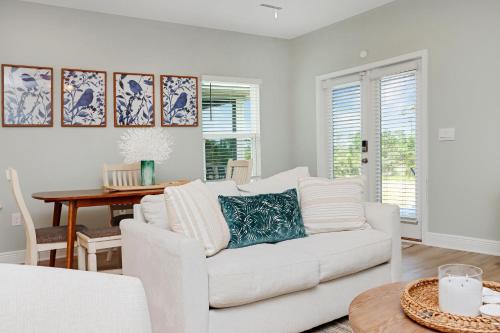 Χώρος καθιστικού στο Sunset Bliss Cove by Pristine Properties Vacation Rentals