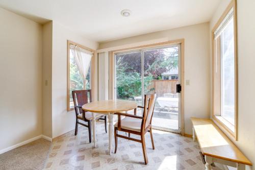 Gambar di galeri bagi Walk to Hiking Trails Renton Home with Fenced Yard! di Renton