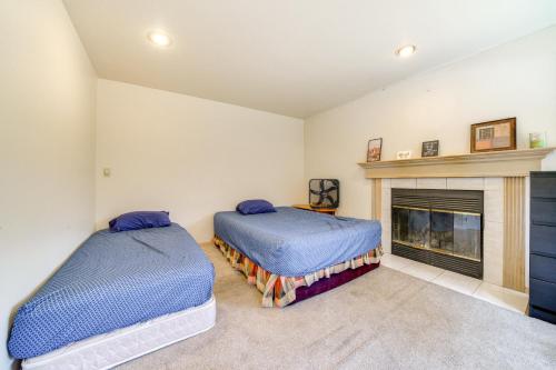Katil atau katil-katil dalam bilik di Walk to Hiking Trails Renton Home with Fenced Yard!