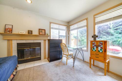 Ruang duduk di Walk to Hiking Trails Renton Home with Fenced Yard!